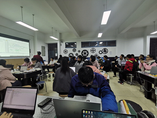 同学们认真听讲