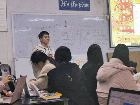 韦创部长为同学们讲解