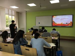 图片包含 天花板, 室内, 墙壁, 人员已生成极高可信度的说明